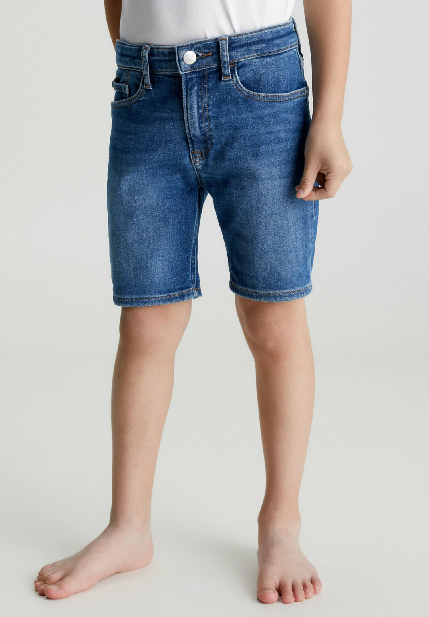 Calvin Klein Jeans Mid Rise Straight - Shorts Vaqueros - Ess Mid Blue 4 Calvin Klein Jeans Mid Rise Straight - Shorts Vaqueros - Ess Mid Blue - Imagen 2