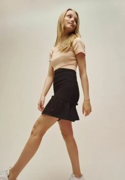 Gesmoktes - Falda Acampanada - Black